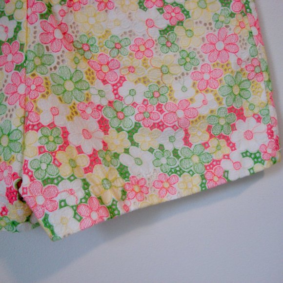 Lilly Pulitzer Floral Shorts Sloane Sunbonnet Eyelet Lace Pink Yellow Size 2 - Picture 14 of 16